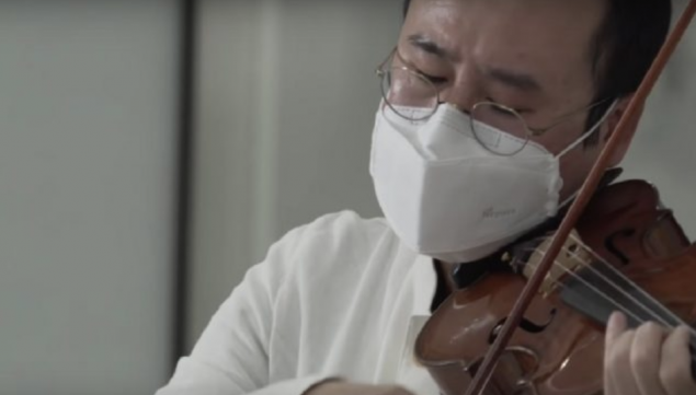 Violinista interpreta música clásica para consolar pacientes de hospital durante brote viral